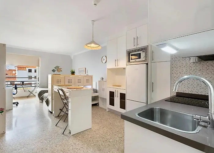 Luminoso En La Plaza Del Charco Puerto de la Cruz (Tenerife)